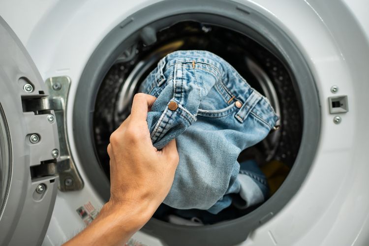 put jeans in a washing machine