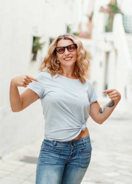 a woman wears jeans without a belt for minimalist look